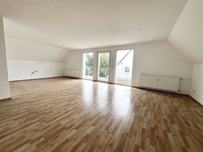 SONNIGE & MODERNE DACHGESCHOSSWOHNUNG MIT GROSSEM BALKON