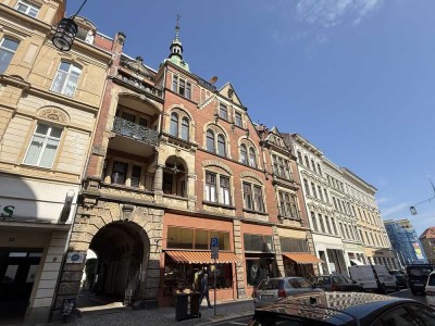 Wunderbarer Altbaucharme in schöner Lage, mit Tageslichtbad, Einbauküche & Balkon!