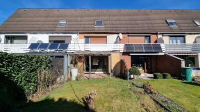 Renovierungsbedürftiges Reihenmittelhaus mit 5 Zimmer, 3 Bäder, Abstellräume und einer Garage!