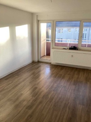 Helle 2-Zimmer-Wohnung mit großem Balkon und Tageslichtbad