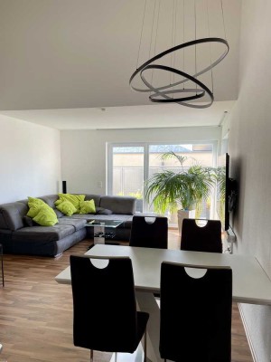 Stilvolle, möblierte 3-Zimmer-Wohnung mit Design-Charakter, großem Balkon & Garage