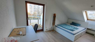 Modernes Möbliertes Zimmer mit großen Balkon in einer 5er WG