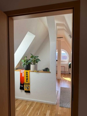 Helles Dachgeschosszimmer in 4er-WG – großzügig & ruhig