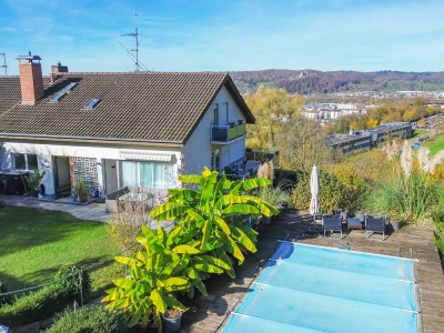 Panorama Immobilie mit Pool und Einliegerwohnung auf dem Hünerberg