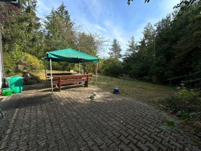 Idylle im Wald, massives Ferienhaus mit 1500 qm Grundstück, ganzjährig bewohnbar, großer Carport