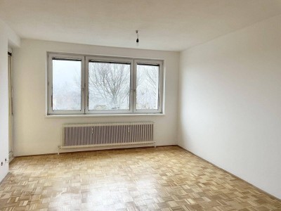 PROVISIONSFREI VOM EIGENTÜMER! UNSANIERTE GUT AUGETEILTE 3-ZIMMER WOHNUNG MIT LOGGIA IN LAXENBURG!