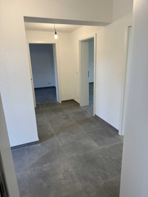 Schöne und vollständig renovierte 4-Raum-EG-Wohnung mit EBK in Roth