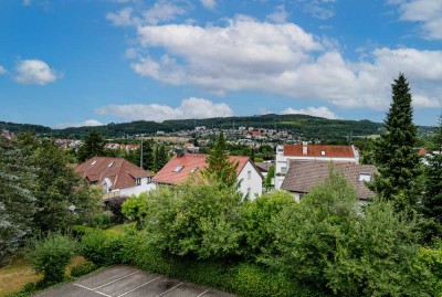 Schuch Immobilien – Sonnige 2-Zimmerwohnung mit Balkon und Garage in ruhiger Lage