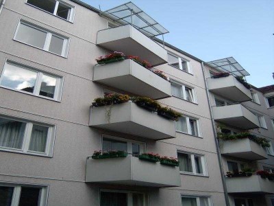 Gemütliche 3-Zimmeri-Wohnung mit Balkon in Süden BS! Küche u. Laminat können vom Vormieter überno...