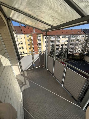 HELLE 2 ZIMMER WOHNUNG MIT BALKON IM 4. OG