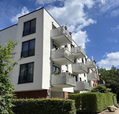 Stilvolle, neuwertige 2-Zimmer-Terrassenwohnung mit wohnungseigenem, kleinen Garten. Provisionsfrei!