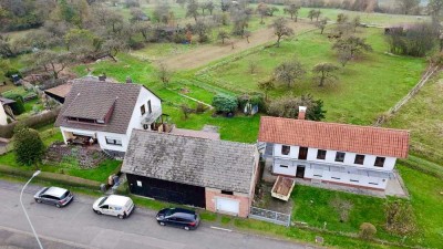 Feldrandlage: 3 Gebäude auf großem Grundstück!