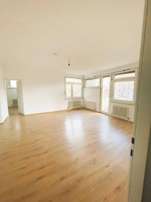 Helle 4-Zimmer-Wohnung mit Balkon und großzügigem Wohnzimmer in Hörsching