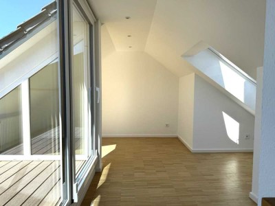 Wohnen mit Skylineblick und Loggia, 2-Zimmer-Dachgeschoss-Maisonette mit Wohnküche und Gäste-WC