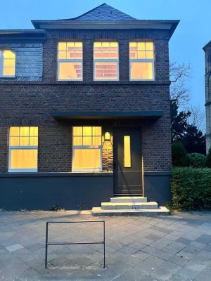 Hofhaus mit traumhafter Dachterrasse in Meerbusch-Büderich mit Einbauküche