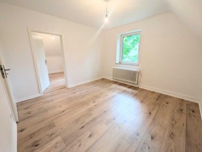 **Frisch renoviert: Helle DG-Wohnung mit Tageslichtbad und eigenem Gartenabteil**