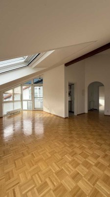 Modernisierte 2,5 Zimmer Wohnung mit EBK und Balkon