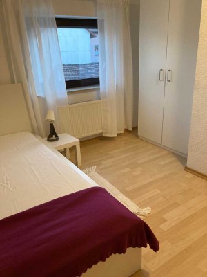 Möbliertes WG Zimmer in 3 Zimmer DG-Wohnung, Erstbezug