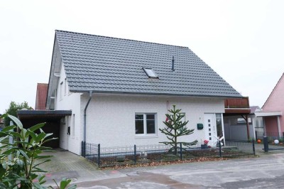 Freistehende, gepflegte 2 Zi.- Erdgeschosswohnung mit Carportanalage, Geräteraum und kleinem Südgart