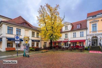 Einfamilienhaus, Werkstatt- und Lagergebäude, 3 Stellplätze