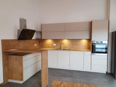 Schöne neuwertige 3-Zimmer Mietwohnung mit großer Dachterrasse !!!