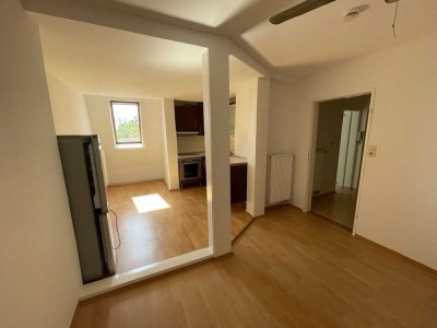 Gepflegte 1,5-Raum-Dachgeschosswohnung mit Einbauküche in Hannover
