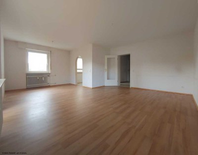 Helle 2-Zi.-Wohnung (75m²) mit Balkon, Aufzug & Einzelgarage im 2. OG