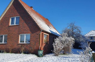 Frisch saniertes Haus mit großem Garten ab März zu mieten.