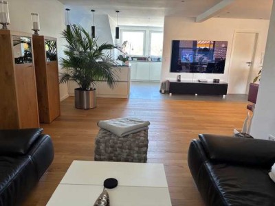 Geschmackvolle, modernisierte 3-Raum-Wohnung mit geh. Innenausstattung mit Balkon und EBK
