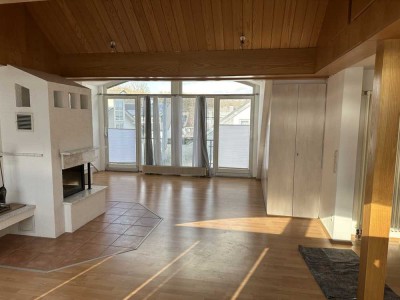 Stilvolle, vollständig renovierte 2-Raum-Dachgeschosswohnung mit Balkon und EBK in Obertshausen