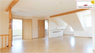 Sonnig + individuell: Dachgeschoß mit bezauberndem Blick, toller Mietergarten, Haustiere willkommen!