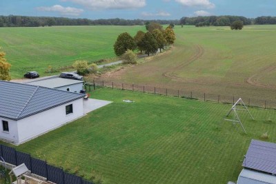 Ebenerdig wohnen in Feldrandlage: Energieeffizienter 4-Zi.-Bungalow mit großen Garten nahe Parchim