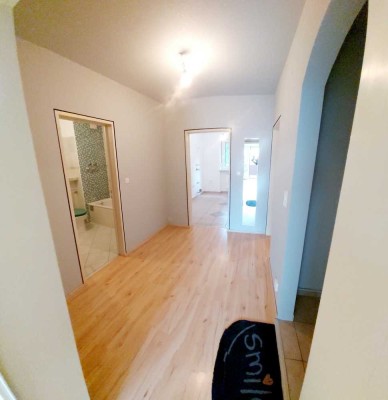 Exklusive, neuwertige 2-Raum-Hochparterre-Wohnung mit gehobener Innenausstattung mit Balkon in Stein