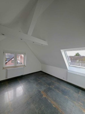 Charmante Dachgeschosswohnung nach Kernsarnierung zu vermieten