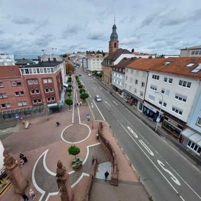 3 Zimmer, Küche und Bad Wohnung mit Aufzug und Balkon über den Dächern von Pirmasens