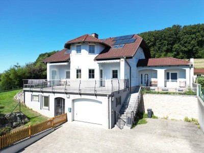 ZWEIFAMILIENHAUS IN ERHÖHTER GRÜNRUHELAGE MIT AUSBLICK