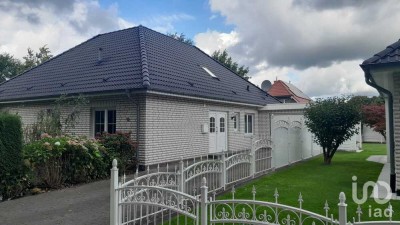 „Weiße Eleganz mit Gartenparadies – liebevoll gepflegt & sofort beziehbar“