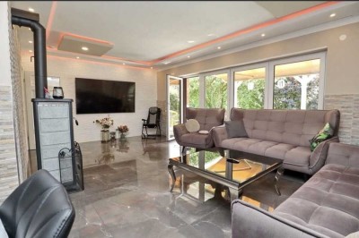 „Provisionsfrei! Luxus-modernisiertes Ein-/Zweifamilienhaus – 2 Wohneinheiten möglich – Sauna, Büro,