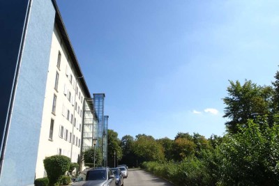 ausgefallene 2 Zi. Neubau DG- Galerie-Whg. in Altbau
