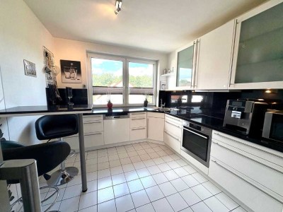 Einziehen & Wohlfühlen: Helle 3 Zi.- ETW mit Balkon, Einbauküche, Fahrstuhl  & TG-Stellplatz