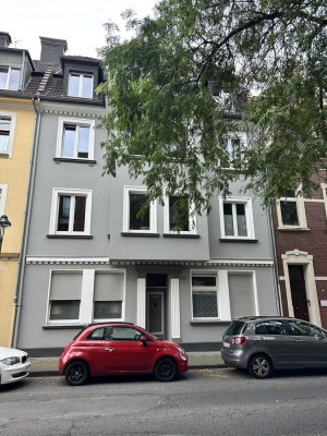 Stilvolle 3,5-Zimmer-Dachgeschosswohnung mit luxuriöser Innenausstattung mit EBK in Düsseldorf