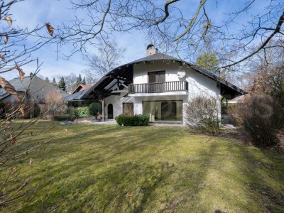Idyllische Walmdachvilla mit uneinsehbarem XXL-Grundstück in Waldtrudering