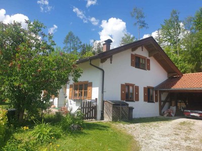 Charmantes Haus mit großem schönem Garten am Bach