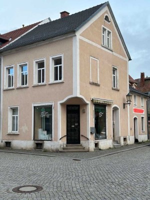 Kleines Stadthaus mit Gewerbeeinheit zu verkaufen.