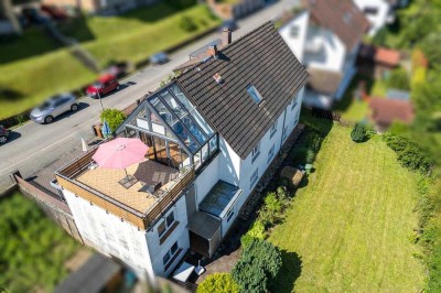 Helle Obergeschosswohnung mit Wintergarten und Terrassen ab 01.09.2025 frei