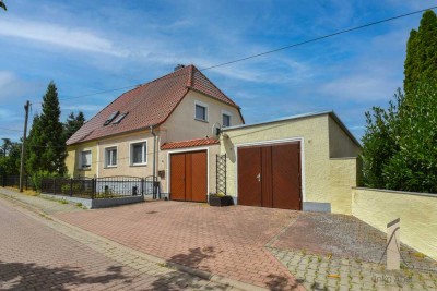 Doppelhaushälfte mit großem Grundstück und Nebengelass!