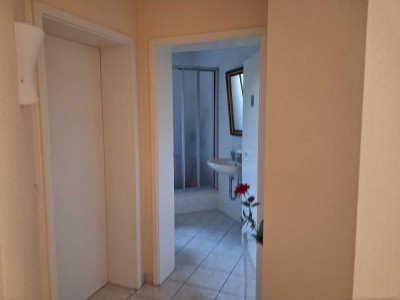PRIVAT! Toll geschnittene schöne 2-Zimmer Wohung im UG in Maintal-Wachenbuchen