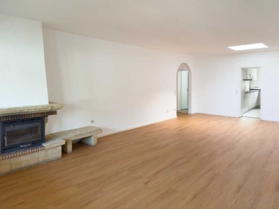 4-Zimmer-Wohnung mit Loggia 
und Carport (2 Stellplätze), 
frisch renoviert und bezugsfrei