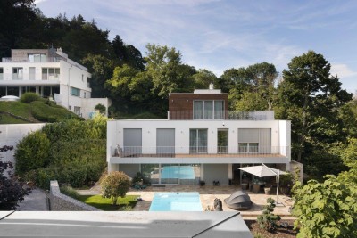 Exklusive Villa mit einem eigenen Hauslift | Pool und Blick auf die Grünfläche