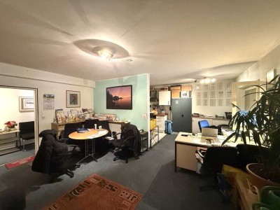 Lichtdurchflutete 2 Zi. Wohnung mit Süd-Balkon, Küche, gr Keller und viel Potenzial